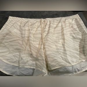 🔥🔥🔥 Old Navy Dolphin Hem Shorts-NWT